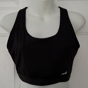 Avía sports bra, crisscross, wireless.